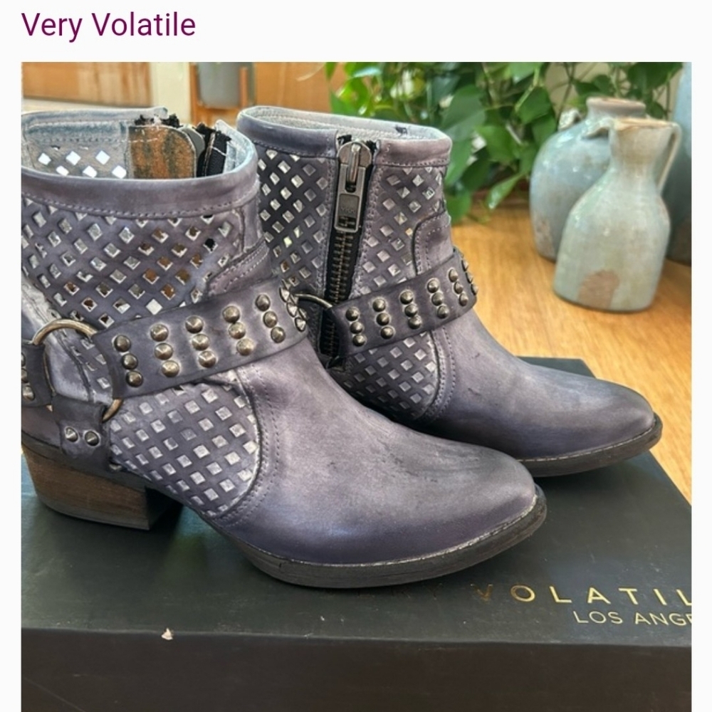 🦋LOVED STUD BOOTIES - Picture 10 of 16